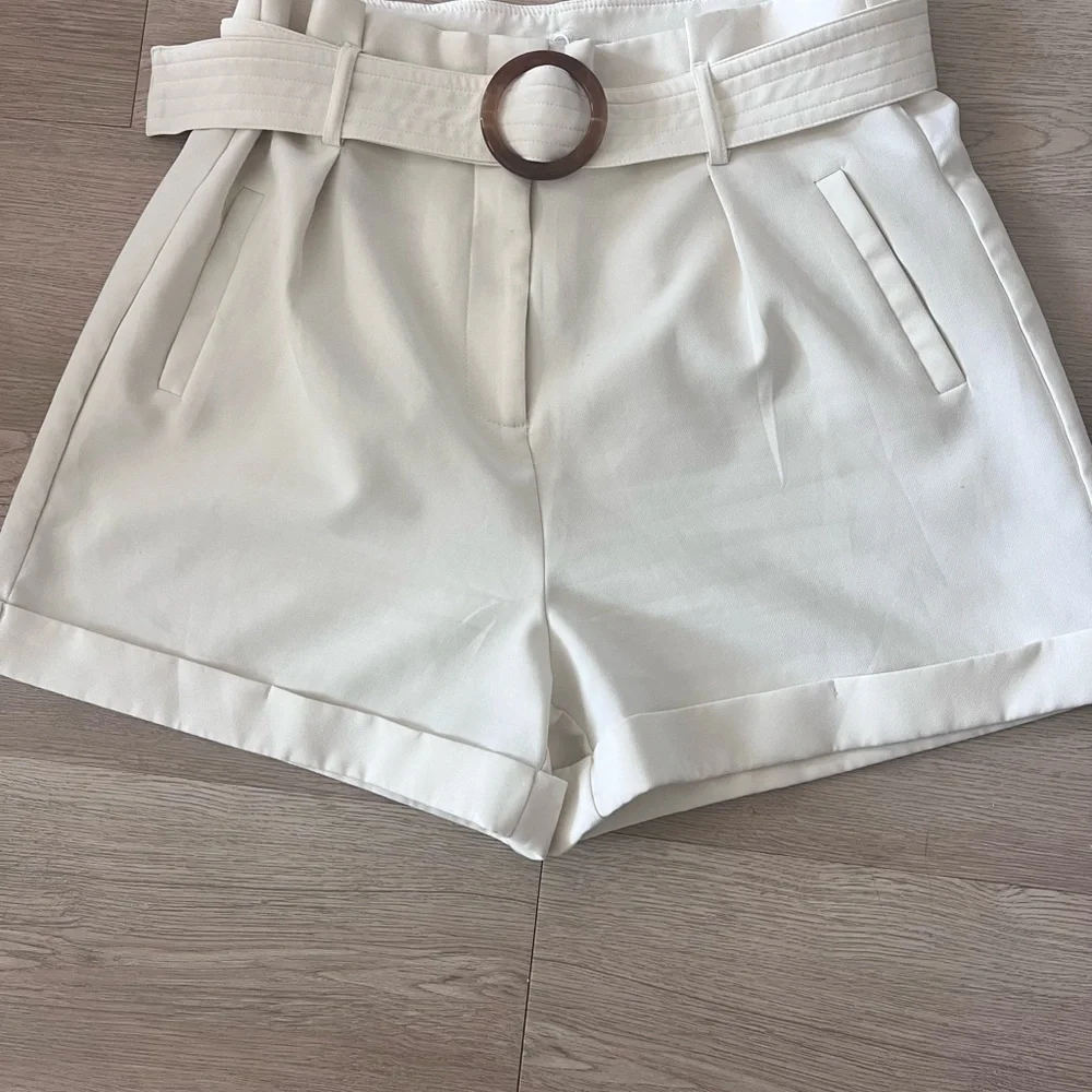 Elegant White Women's Shorts with Belt - Picture 3 of 12